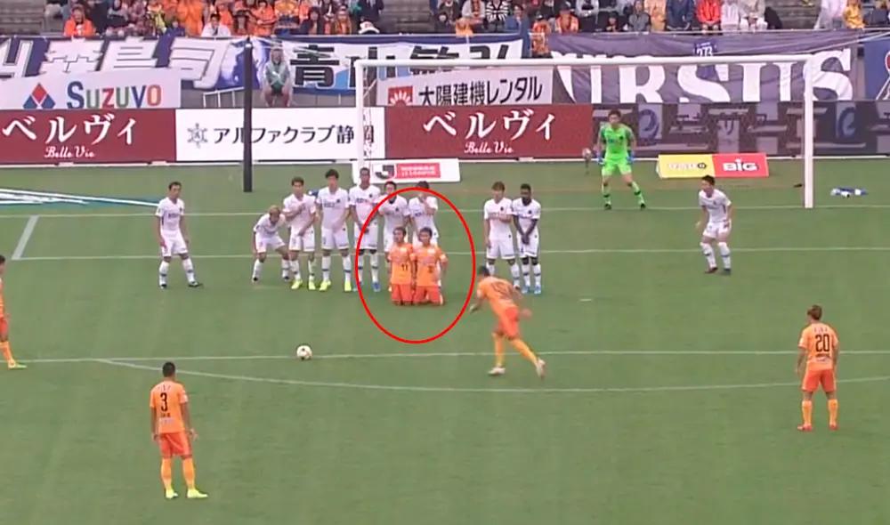 El brasileño Douglas Matos se hizo viral en YouTube por un peculiar gol en la Liga de Japón. El brasileño Douglas Matos se hizo viral en YouTube por un peculiar gol en la Liga de Japón.