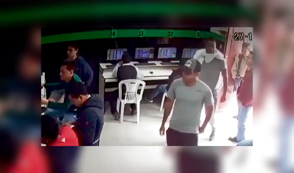 Sospechas. David Díaz y Jarlín Quintero en el interior de una casa de apuestas.