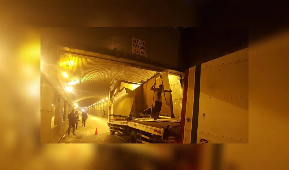 Furgoneta quedó casi destruida luego de choque. (Foto: La República) Furgoneta quedó casi destruida luego de choque. (Foto: La República)