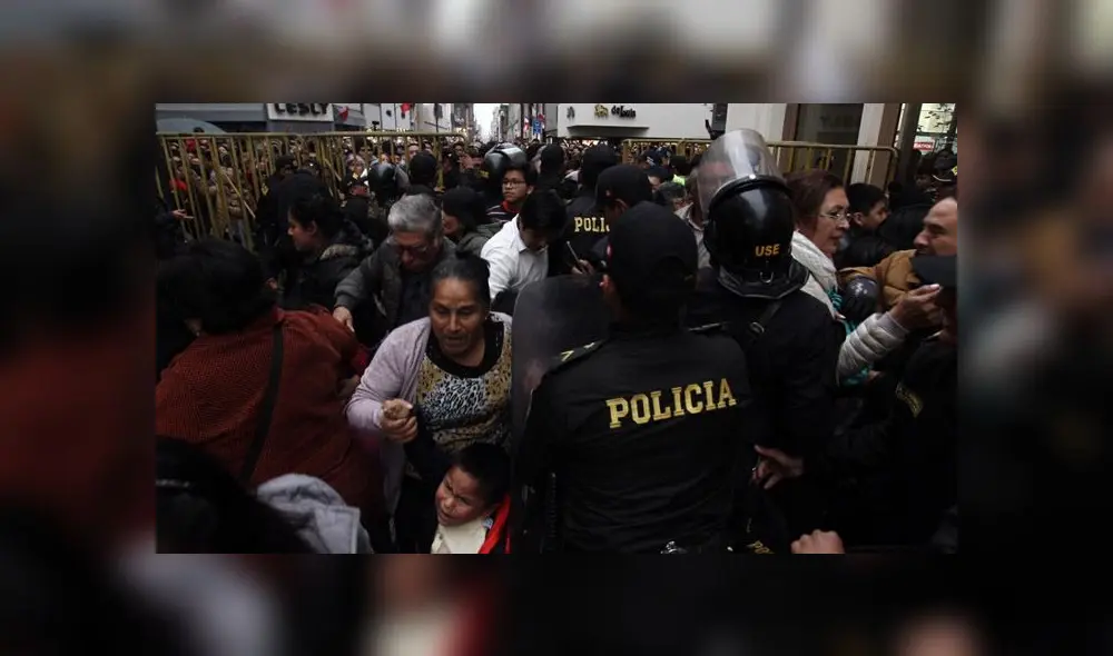 Varias personas que se dirigían al concierto de Juan Diego Flórez se vieron afectadas. (Foto: Aldair Mejía) Varias personas que se dirigían al concierto de Juan Diego Flórez se vieron afectadas. (Foto: Aldair Mejía)