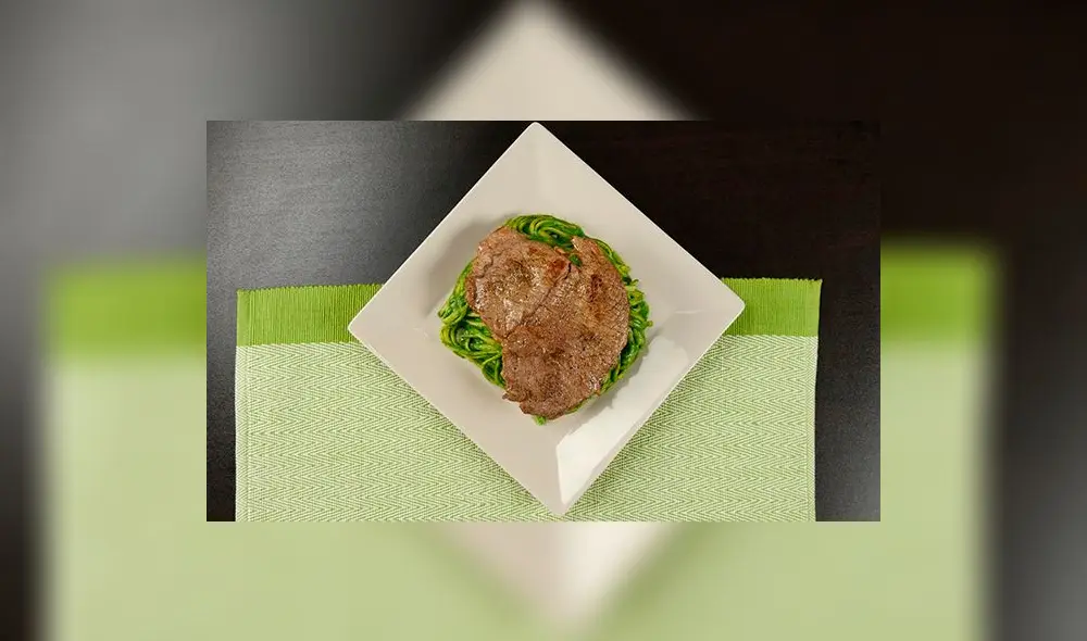 Tallarines verdes con filete de carne