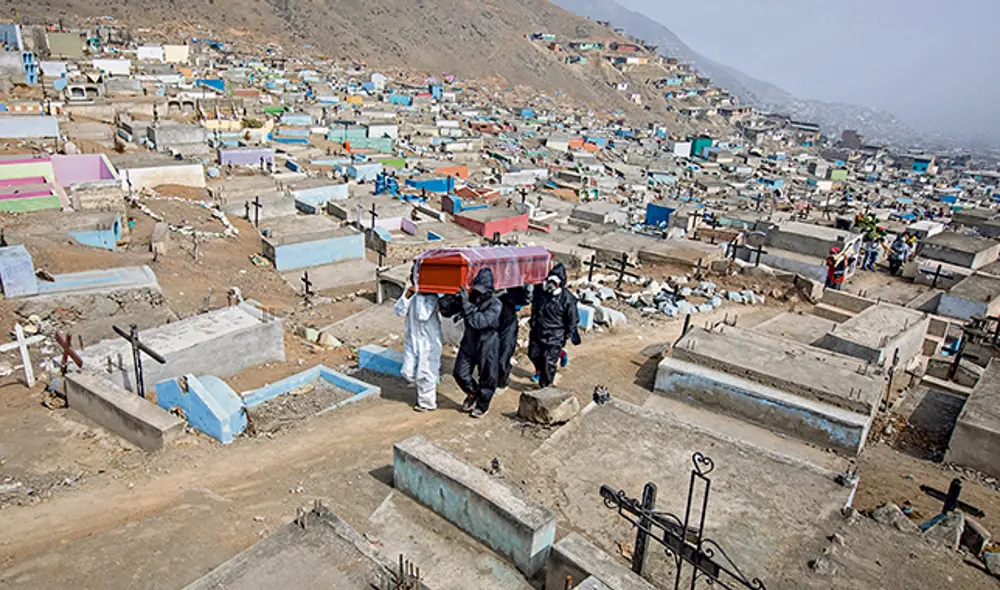 El cementerio tuvo que contratar más personal durante la pandemia. (Foto: Jorge Cerdán)