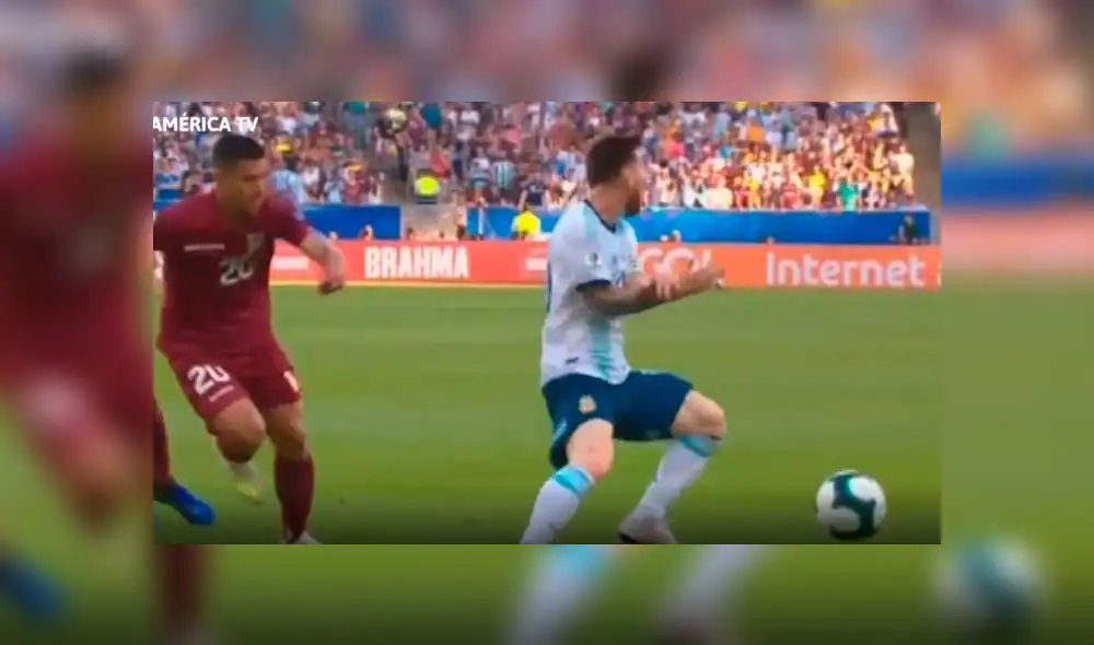 Argentina vs. Venezuela: Lionel Messi reclama mano dentro del área. Foto: Captura de video