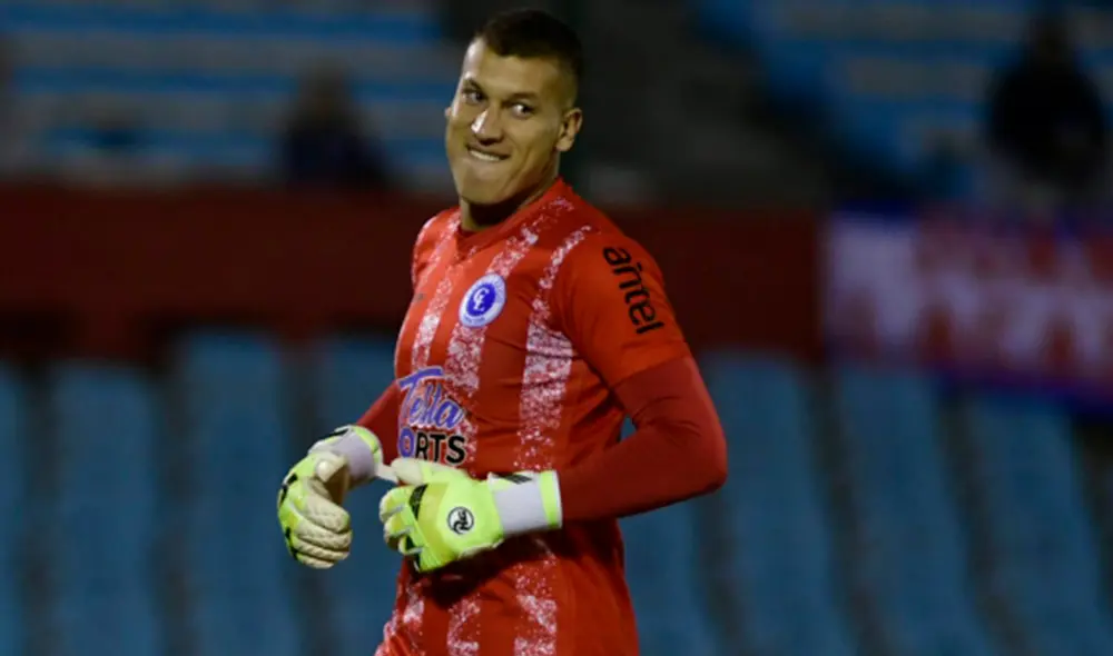 El portero se mostró en desacuerdo con la decisión del árbitro de amonestarlo. Foto: Ovación Digital. El portero se mostró en desacuerdo con la decisión del árbitro de amonestarlo. Foto: Ovación Digital.