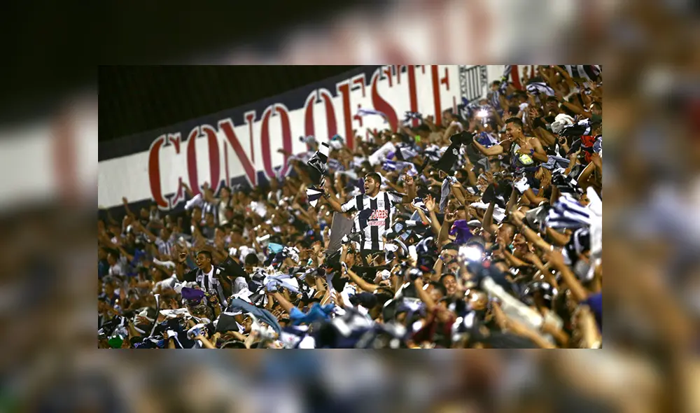 Barra de Alianza Lima criticó a la congresista Luciana León por posar con la camiseta de Perú. | Foto: GLR