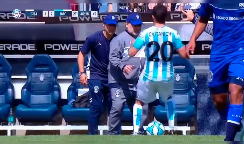 Diego Maradona le hizo una 'huacha' a jugador de Racing Club en su estreno como DT de Gimnasia. Foto: Captura de video.