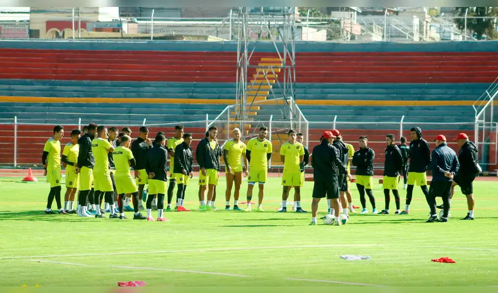 Universitario vs. Melgar: club rojinegro trolea a hincha crema con peculiar mensaje. Universitario vs. Melgar: club rojinegro trolea a hincha crema con peculiar mensaje.