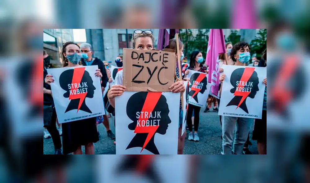 Mujeres manifestando contra la decisión del gobierno. (Foto: DW) Mujeres manifestando contra la decisión del gobierno. (Foto: DW)
