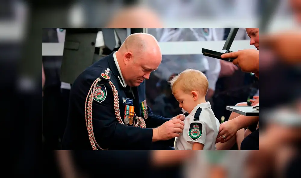 Hijo de bombero recibe galardón de valentía en nombre de su padre muerto en incendio [FOTOS]