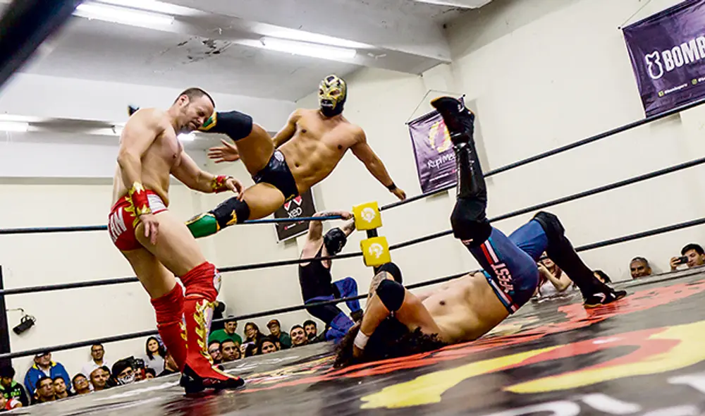 Acción. Ian Muhlig recibe una patada en la nuca que duele de solo verla.