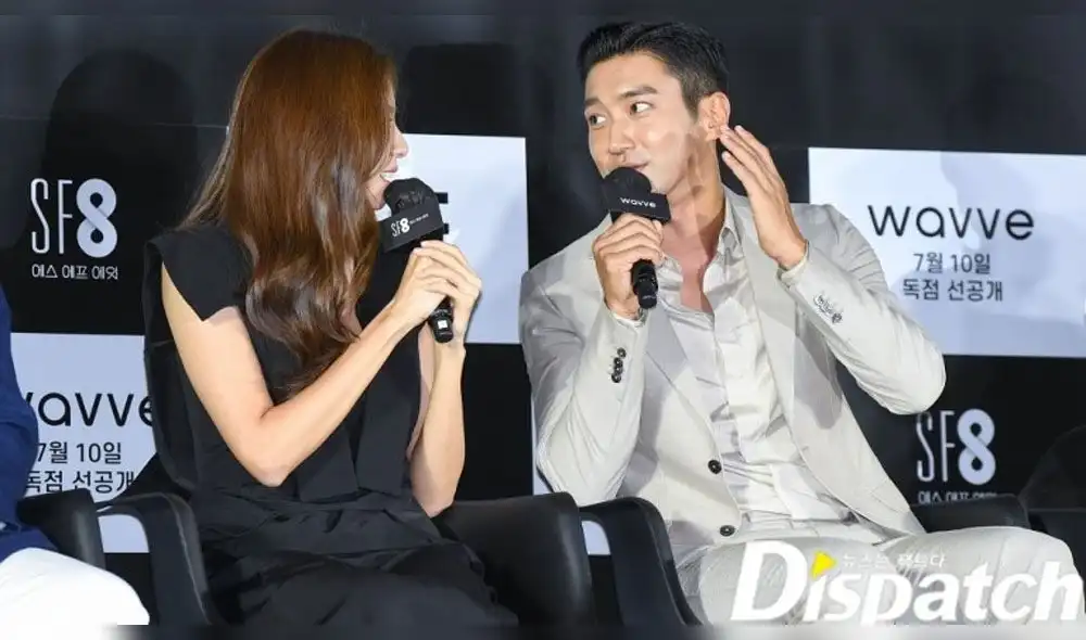 Desliza para ver más fotos de Siwon y Uee en la conferencia de prensa del dorama SF8. Créditos: Dispatch Desliza para ver más fotos de Siwon y Uee en la conferencia de prensa del dorama SF8. Créditos: Dispatch