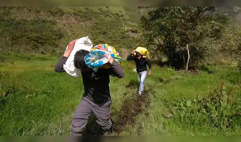 Suministros fueron entregados a pie y a través de vuelos de helicópteros del Ejército. Suministros fueron entregados a pie y a través de vuelos de helicópteros del Ejército.