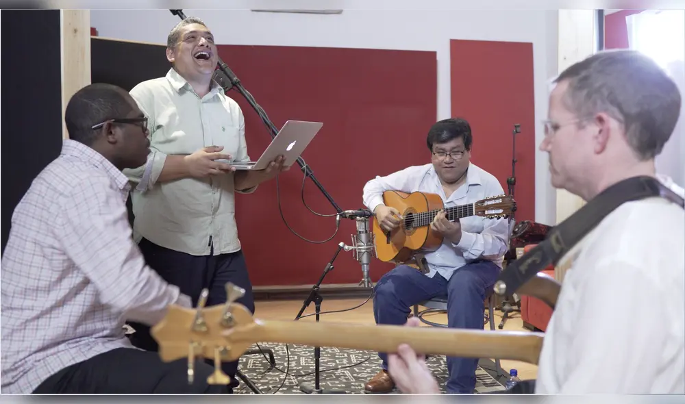 Productor Javier Lazo, de pie, en sesión con músicos locales y extranjeros. El de la derecha es Matt Geraghty. Foto: Just Play. Productor Javier Lazo, de pie, en sesión con músicos locales y extranjeros. El de la derecha es Matt Geraghty. Foto: Just Play.