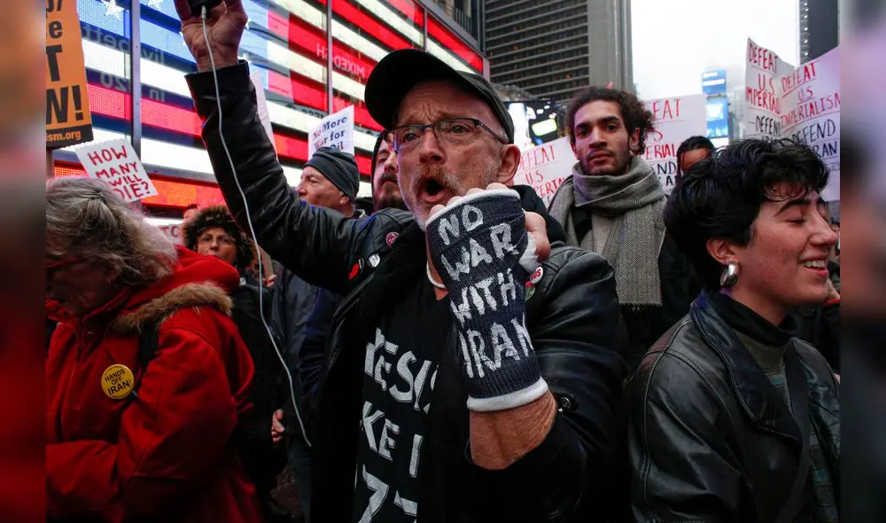 Activistas tomaron el Times Square para protestar ante la tensión entre EE. UU., Irán e Irak. Foto: AFP. Activistas tomaron el Times Square para protestar ante la tensión entre EE. UU., Irán e Irak. Foto: AFP.