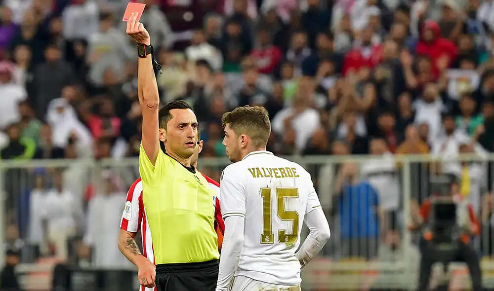 Luis Abram cometió una increíble falta en el Vélez vs Aldosivi y fue expulsado del partido. Foto: AFP Luis Abram cometió una increíble falta en el Vélez vs Aldosivi y fue expulsado del partido. Foto: AFP