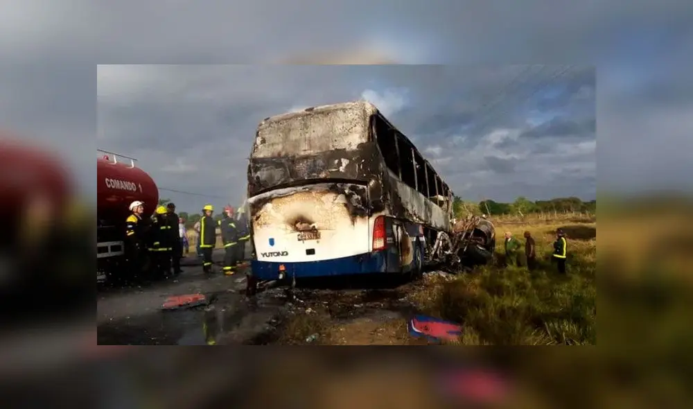El autobús quedó totalmente carbonizado. La tragedia dejó 2 muertos y 14 heridos. Foto: difusión