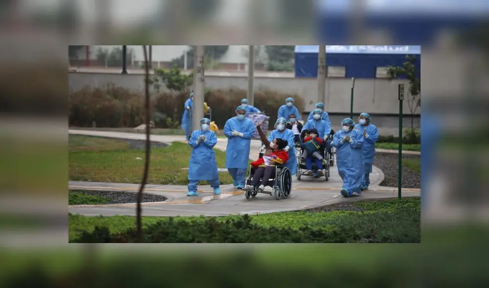 Pacientes recuperados retornan a sus hogares agradecidos con el personal que los atendió. (Foto: EsSalud) Pacientes recuperados retornan a sus hogares agradecidos con el personal que los atendió. (Foto: EsSalud)