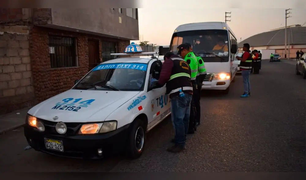 Multan y envían al depósito tres buses y seis taxis piratas en Tacna