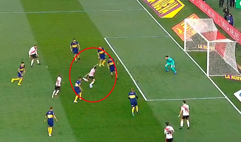 Lucas Martínez Quarta quedó libre en el área de Boca Juniors, pero desperdició una buena acción de gol de River Plate. | Foto: Fox Sports. Lucas Martínez Quarta quedó libre en el área de Boca Juniors, pero desperdició una buena acción de gol de River Plate. | Foto: Fox Sports.