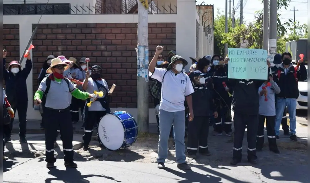 Empleados protestan en exteriores de la planta en el Parque Industrial. Créditos foto: Oswald Charca-La República.