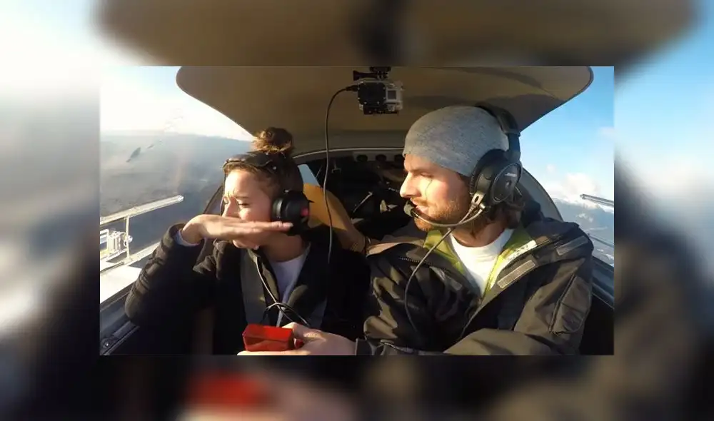 Desliza para descubrir la reacción de la joven al darse cuenta que su novia le estaba pidiendo matrimonio. Foto: Captura. Desliza para descubrir la reacción de la joven al darse cuenta que su novia le estaba pidiendo matrimonio. Foto: Captura.