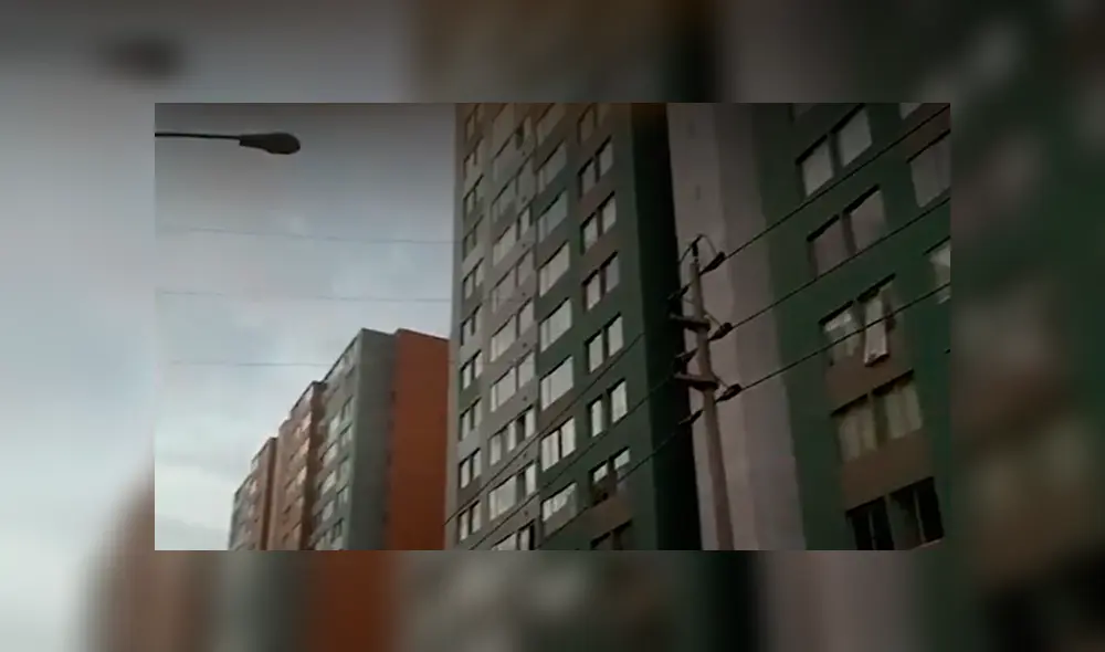 Hombre cayó desde el piso 16 de un edificio en Comas. Foto: Captura de video / Canal N Hombre cayó desde el piso 16 de un edificio en Comas. Foto: Captura de video / Canal N