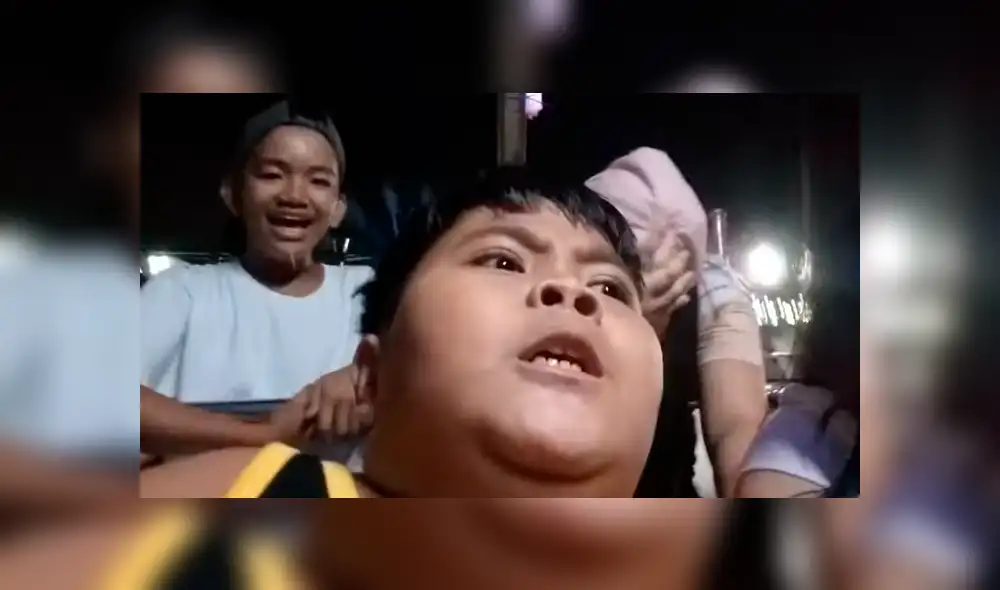 YouTube viral: niño sube por primera vez a peligroso juego mecánico y tiene una insólita reacción [VIDEO]