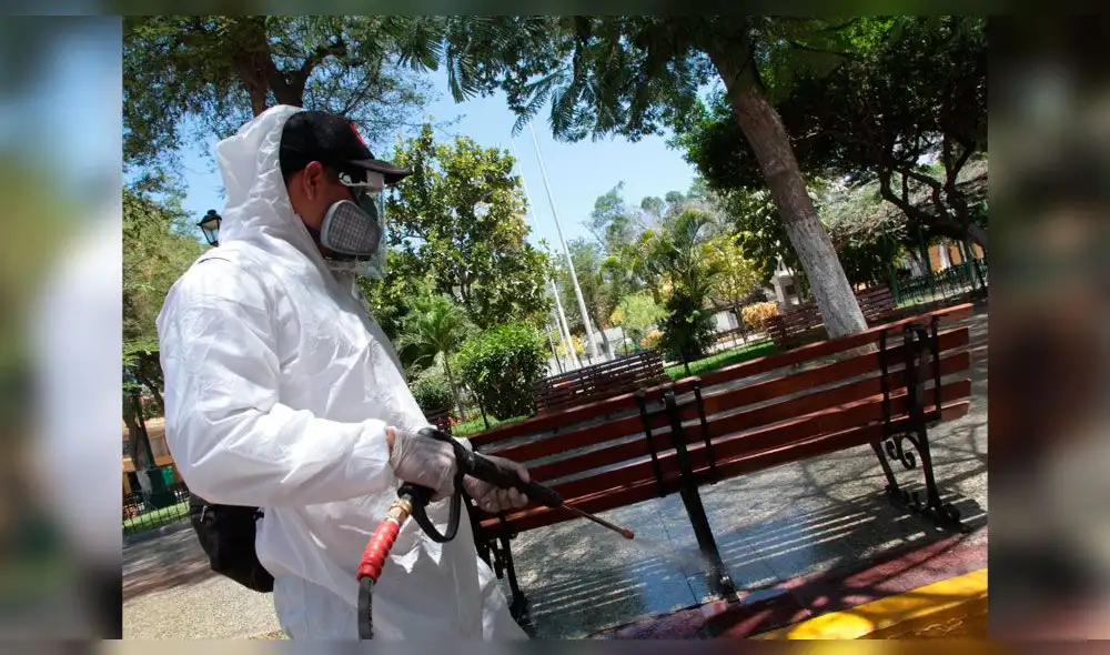 Piura. Funcionarios realizaron la fumigación en los exteriores de las viviendas y parques.