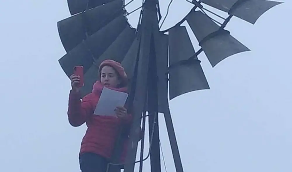 Tiene 11 años, vive en medio del campo y sube a un molino para mandar la tarea por Internet. Foto: Captura/Todo Noticias/Telenoche Tiene 11 años, vive en medio del campo y sube a un molino para mandar la tarea por Internet. Foto: Captura/Todo Noticias/Telenoche