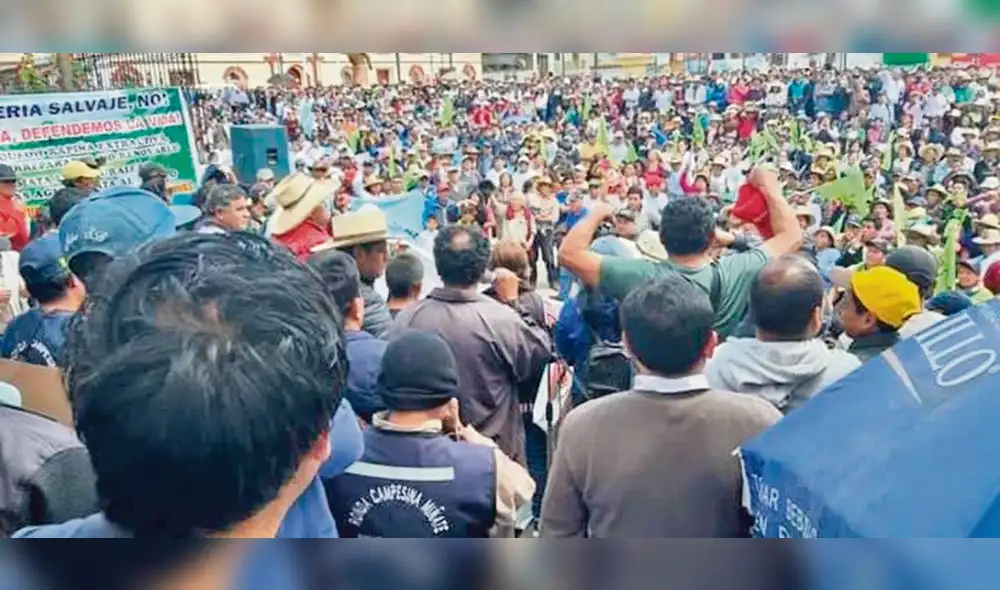 Pobladores de Santiago de Chuco acataron un paro provincial contra la minería.