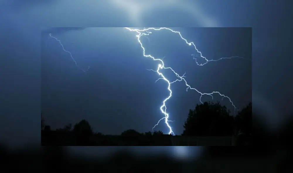 Dos parientes del joven salvaron de ser alcanzados por la descarga. Fuente: foto referencial.