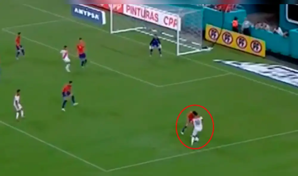 Perú vs Chile: André Carrillo dejó en ridículo a Mena con sensacional 'bicicleta' [VIDEO]