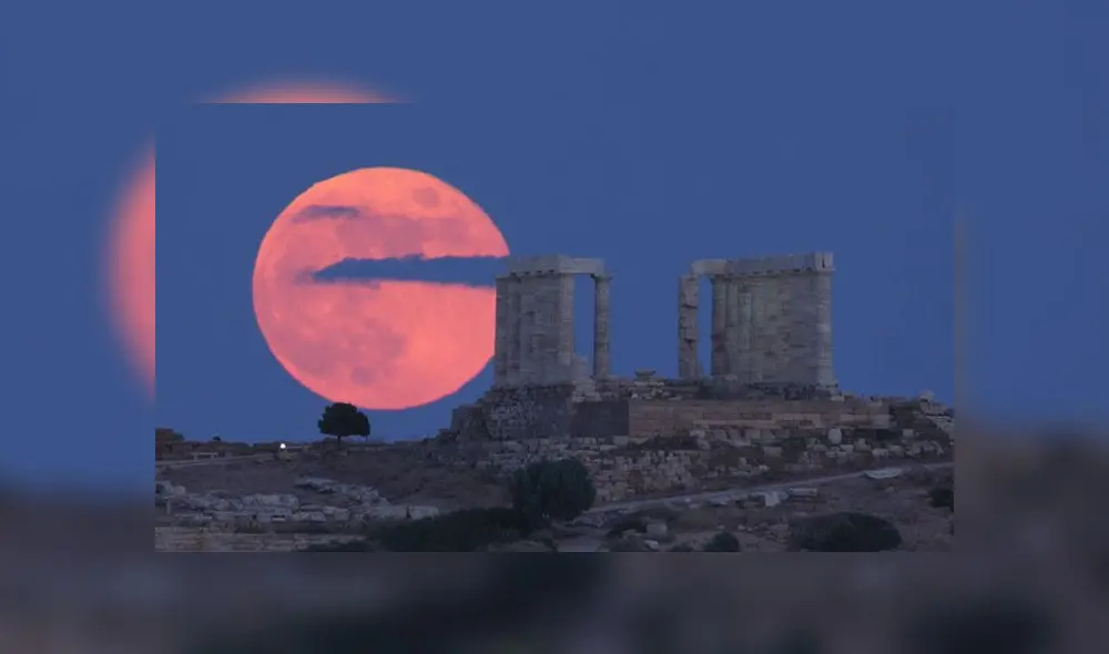 Luna de fresa sobre el Templo de Poseidón, en Grecia, con fecha en junio de 2019. Foto: Elías Chasiotis / Nasa