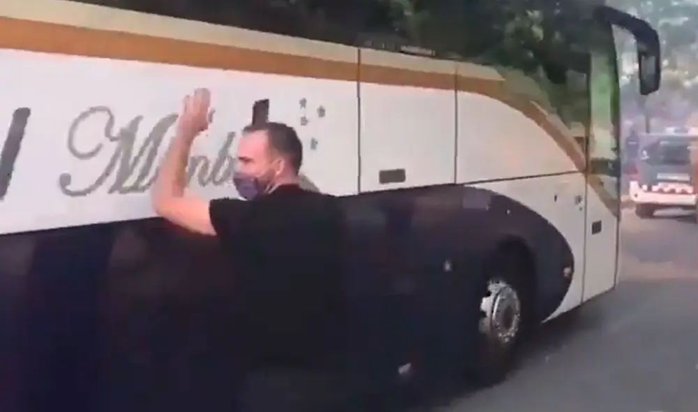 Hinchas de FC Barcelona despiden al equipo que jugará ante el Bayern Múnich por la Champions. Captura Twitter Hinchas de FC Barcelona despiden al equipo que jugará ante el Bayern Múnich por la Champions. Captura Twitter