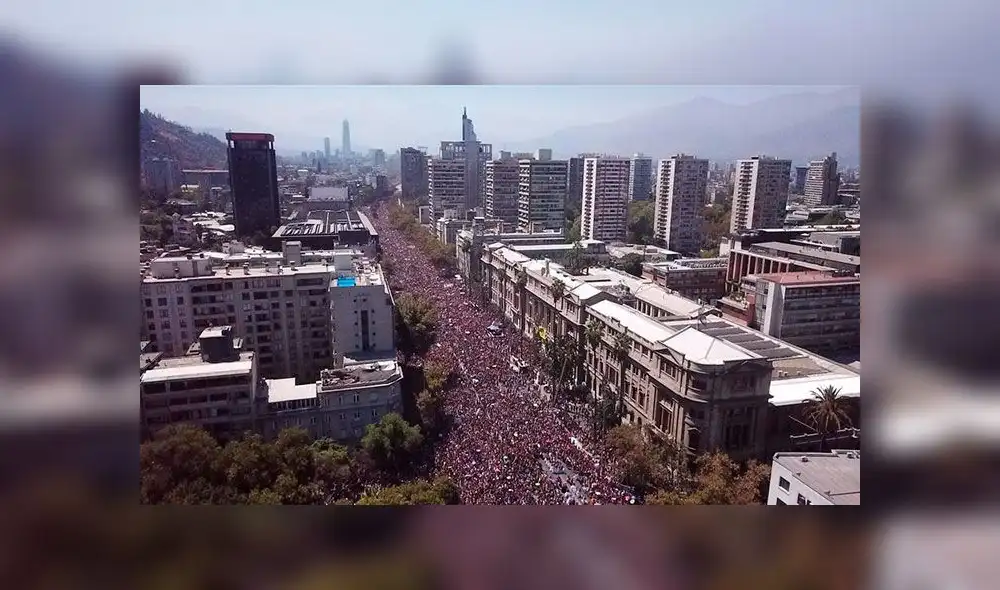 Imagen aérea del centro del Santiago durante la multitudinaria marcha realizada este domingo 8 de marzo con motivo del Día Internacional de la Mujer, en Chile. Foto: EFE Imagen aérea del centro del Santiago durante la multitudinaria marcha realizada este domingo 8 de marzo con motivo del Día Internacional de la Mujer, en Chile. Foto: EFE