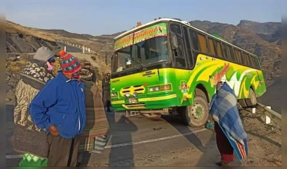 Más de 40 pasajeros estuvieron a poco de caer a abismo a bordo de bus. Foto: Cortesía PNP