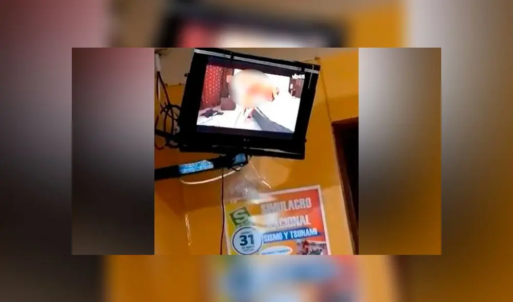 Sorprenden a efectivos policiales viendo pornografía en comisaría. Créditos: Difusión. Sorprenden a efectivos policiales viendo pornografía en comisaría. Créditos: Difusión.