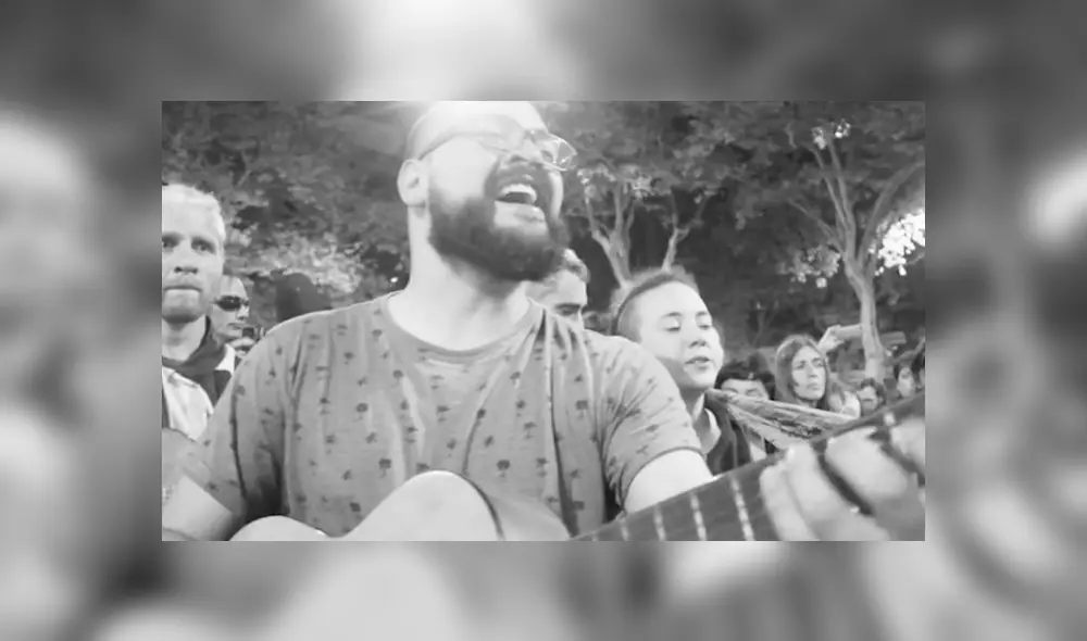 VIdeo en el que decenas de uruguayos cantaban 'El baile de los que sobran' para apoyar a los chilenos que se encuentran protestando, se hizo viral en Facebook. CAPTURA. VIdeo en el que decenas de uruguayos cantaban 'El baile de los que sobran' para apoyar a los chilenos que se encuentran protestando, se hizo viral en Facebook. CAPTURA.
