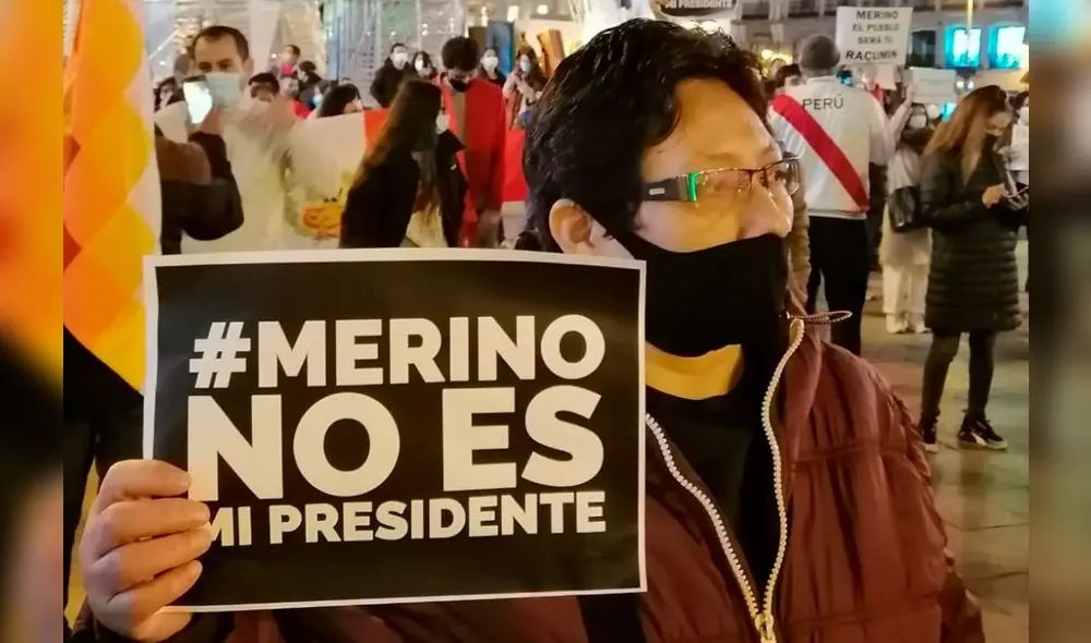 A market trader shows different currency notes in Caracas on March 10, 2019, during the third day of a massive power outage which has left Venezuelans without communications, electricity and water. - The unprecedented power outage already left 15 patients dead and threatens to extend indefinitely, increasing distress for the severe political and economic crisis hitting the oil-rich South American nation. (Photo by Cristian Hernandez / AFP) A market trader shows different currency notes in Caracas on March 10, 2019, during the third day of a massive power outage which has left Venezuelans without communications, electricity and water. - The unprecedented power outage already left 15 patients dead and threatens to extend indefinitely, increasing distress for the severe political and economic crisis hitting the oil-rich South American nation. (Photo by Cristian Hernandez / AFP)