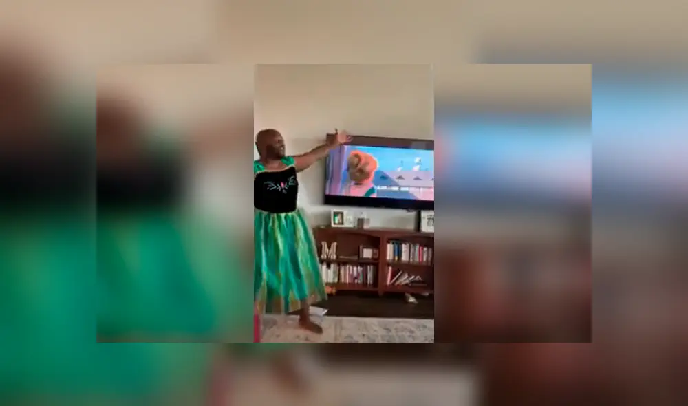 Desliza las imágenes para observar la emotiva escena de un padre junto a su hija vestidos como ‘Frozen’.