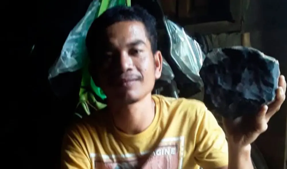 Josua Hutagalung encontró una roca espacial de 4.500 millones de años tras impactar contra el techo de su casa en Indonesia. Foto: Facebook Josua Hutagalung encontró una roca espacial de 4.500 millones de años tras impactar contra el techo de su casa en Indonesia. Foto: Facebook