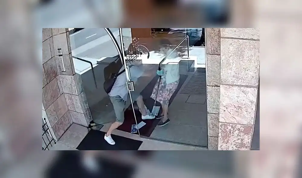 El hombre había seguido a la señora hasta la puerta de su casa. Fuente: captura de pantalla.