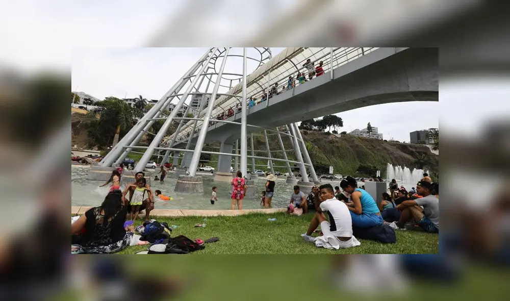 Agua Dulce se vio repleta de personas, quienes llegaron con sombrillas y muchas ganas de pasar el primer día del año. (Foto: Jorge Cerdán / La República)