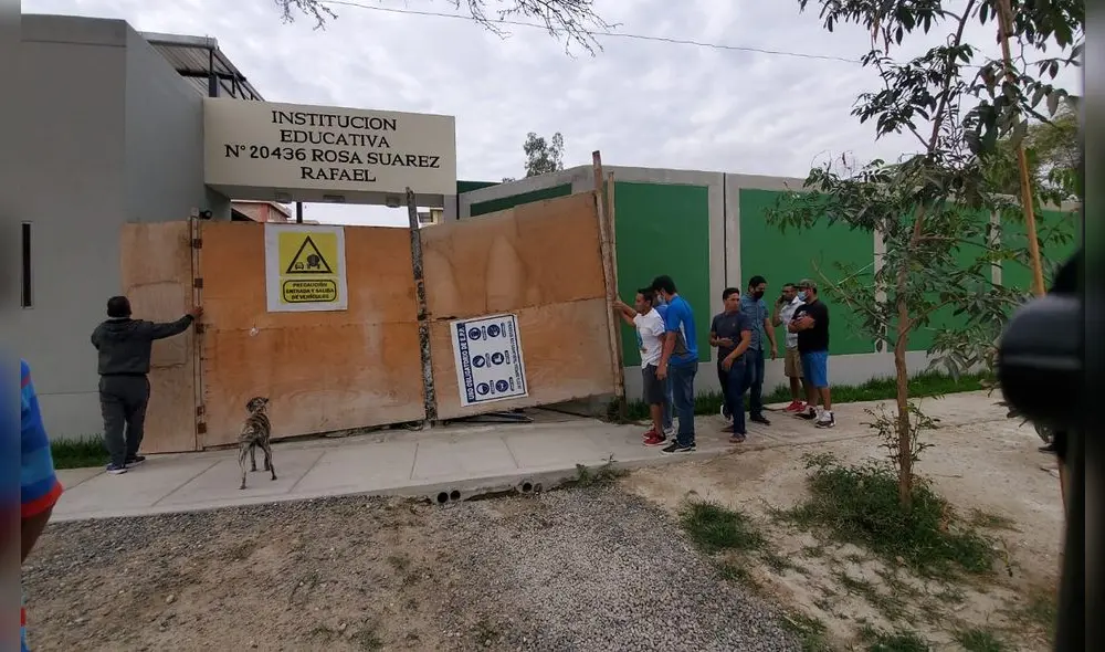 Padres señalan que empresa aún no cumple con equipamiento de centro de cómputo de colegio. Foto: Almendra Ruesta. Padres señalan que empresa aún no cumple con equipamiento de centro de cómputo de colegio. Foto: Almendra Ruesta.