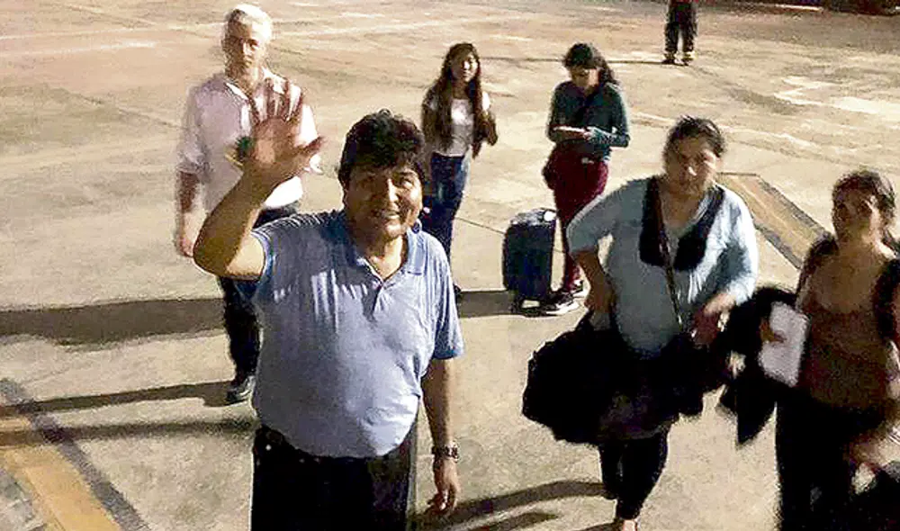 Asilado. Morales antes de subir al avión que lo llevó a México. Asilado. Morales antes de subir al avión que lo llevó a México.