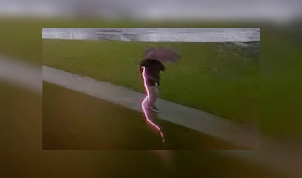 El rayo cayó a escasos centímetros del hombre, que se salvó de la muerte. Foto: captura El rayo cayó a escasos centímetros del hombre, que se salvó de la muerte. Foto: captura