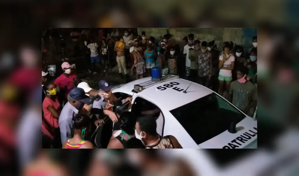 Los dos hombres estaban bebidos e incluso tenían un envase de licor dentro de la patrulla. Los dos hombres estaban bebidos e incluso tenían un envase de licor dentro de la patrulla.