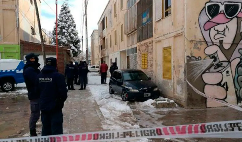 Encuentran a ex policía con 237 puñaladas y con su oreja en estómago. Foto: Twitter Encuentran a ex policía con 237 puñaladas y con su oreja en estómago. Foto: Twitter