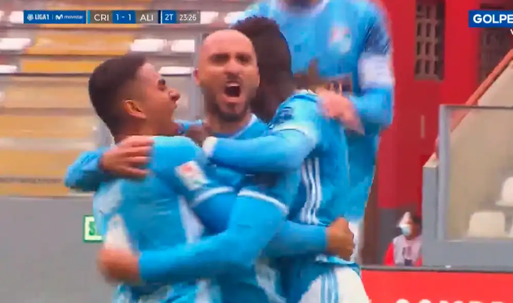 Emanuel Herrera realizó un espectacular tiro libre y puso el 1-1 en el Sporting Cristal vs. Alianza Lima. | Foto: Gol Perú