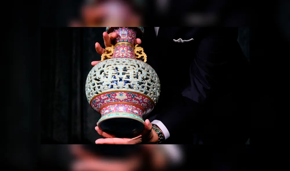 Mujer de 80 años halló en su vivienda de campo un jarrón chino valorado en 10 millones de dólares. Foto: Anthony Wallace/AFP